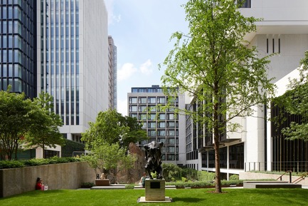 Dossier de presse | 2317-04 - Communiqué de presse | London Wall Place:Building on history - Make Architects - Architecture commerciale -  View to gardens, Roman Wall and 2 London Wall Place  - Crédit photo : Make Architects