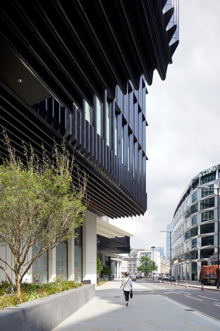Dossier de presse | 2317-04 - Communiqué de presse | London Wall Place:Building on history - Make Architects - Architecture commerciale -  The grain and scale expressed along the facades continue like ‘ribbons’ up, along, over and down the extent of the building’s mass. On 1 London Wall Place they form the cantilevered soffit – some of the largest cantilevers in London.<br>  - Crédit photo : Make Architects