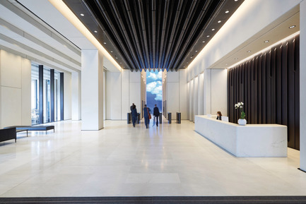 Dossier de presse | 2317-04 - Communiqué de presse | London Wall Place:Building on history - Make Architects - Architecture commerciale - The blue ceramic flows into 2 London Wall Place to form the ribs of the reception ceiling - Crédit photo : Brookfield Properties