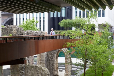 Dossier de presse | 2317-04 - Communiqué de presse | London Wall Place:Building on history - Make Architects - Architecture commerciale - The walkway network now has a material palette of weathering steel and Iroko timber&nbsp; - Crédit photo : Make Architects