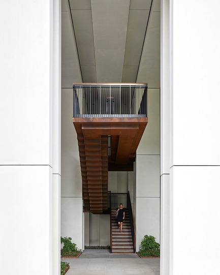 Dossier de presse | 2317-04 - Communiqué de presse | London Wall Place:Building on history - Make Architects - Architecture commerciale - Vertical rectilinear bands of GRC hide&nbsp;the services and elevators and have defined, sharp edges&nbsp; - Crédit photo : Make Architects