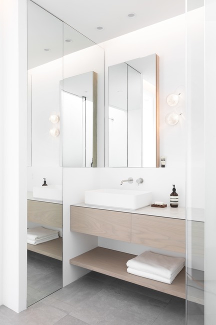 Press kit | 1876-01 - Press release | Unlikely Vancouver Lot Spurs Innovative House Design by Falken Reynolds Interiors - Falken Reynolds Interiors - Residential Interior Design - Master Ensuite with Corian Solid Surface backsplash ledge - Photo credit: Ema Peter