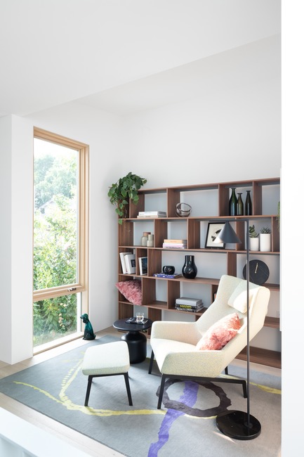Press kit | 1876-01 - Press release | Unlikely Vancouver Lot Spurs Innovative House Design by Falken Reynolds Interiors - Falken Reynolds Interiors - Residential Interior Design -  Den - Bensen chair &amp; shelving, Diurne carpet from Salari<br>  - Photo credit: Ema Peter