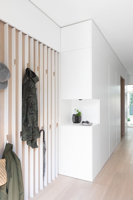 Press kit | 1876-01 - Press release | Unlikely Vancouver Lot Spurs Innovative House Design by Falken Reynolds Interiors - Falken Reynolds Interiors - Residential Interior Design -  Entry with bespoke slatted steel coat hook wall&nbsp;  - Photo credit: Ema Peter