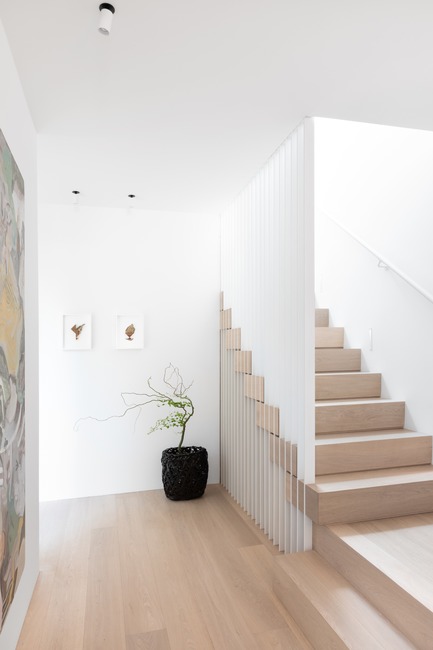 Press kit | 1876-01 - Press release | Unlikely Vancouver Lot Spurs Innovative House Design by Falken Reynolds Interiors - Falken Reynolds Interiors - Residential Interior Design - Stair with slatted steel guard intersecting Nordic Oak treads - Photo credit: Ema Peter
