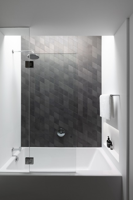 Press kit | 1876-01 - Press release | Unlikely Vancouver Lot Spurs Innovative House Design by Falken Reynolds Interiors - Falken Reynolds Interiors - Residential Interior Design -  Bathroom - Mutina tile running up into the skylight and Corian Solid Surface niche with cove lighting  - Photo credit: Ema Peter