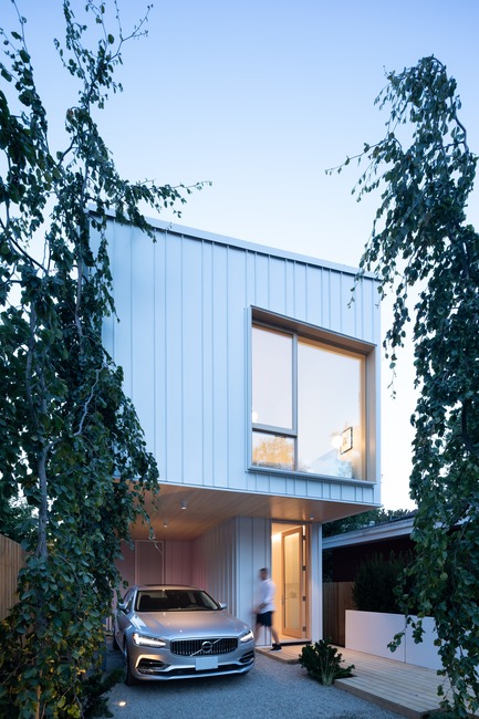 Press kit | 1876-01 - Press release | Unlikely Vancouver Lot Spurs Innovative House Design by Falken Reynolds Interiors - Falken Reynolds Interiors - Residential Interior Design - Front Entry &amp; Car Port - Photo credit: Ema Peter