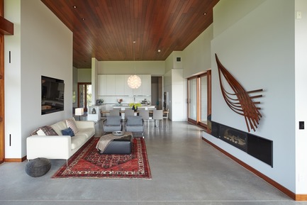 Dossier de presse | 3300-01 - Communiqué de presse | Stouffville Residence - A Contemporary Family Farmhouse - Trevor McIvor Architect Inc - Architecture résidentielle - Living room and open concept kitchen form the family's main gathering space featuring lots of light, and spatial flexibility. - Crédit photo : Maciek Linowski