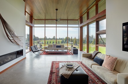 Dossier de presse | 3300-01 - Communiqué de presse | Stouffville Residence - A Contemporary Family Farmhouse - Trevor McIvor Architect Inc - Architecture résidentielle - The living room, the key feature of the Stouffville Residence. - Crédit photo : Maciek Linowski