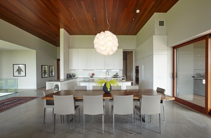 Dossier de presse | 3300-01 - Communiqué de presse | Stouffville Residence - A Contemporary Family Farmhouse - Trevor McIvor Architect Inc - Architecture résidentielle - The kitchen features white cabinets, concrete floors, and stained cedar ceilings to match the Mahogany fenestration finishes. - Crédit photo : Maciek Linowski