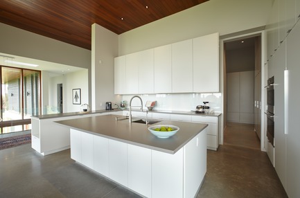 Dossier de presse | 3300-01 - Communiqué de presse | Stouffville Residence - A Contemporary Family Farmhouse - Trevor McIvor Architect Inc - Architecture résidentielle - Contemporary kitchen finishes: Ceasarstone counters, white matte cabinetry, and back-painted glass backsplash. Minimal, clean, and functional. - Crédit photo : Maciek Linowski