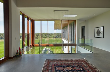 Dossier de presse | 3300-01 - Communiqué de presse | Stouffville Residence - A Contemporary Family Farmhouse - Trevor McIvor Architect Inc - Architecture résidentielle - The main hall, featuring a double-height glazed space. - Crédit photo : Maciek Linowski