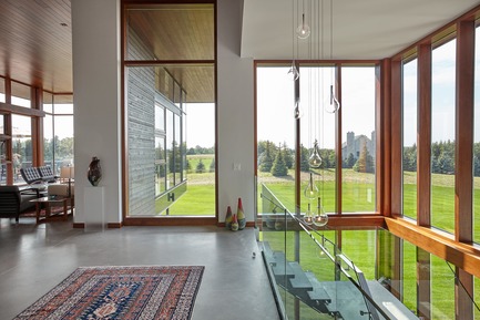 Dossier de presse | 3300-01 - Communiqué de presse | Stouffville Residence - A Contemporary Family Farmhouse - Trevor McIvor Architect Inc - Architecture résidentielle - Double height. glazed hall, with floating stairs connecting the lower level as well as active as a light well. - Crédit photo : Maciek Linowski