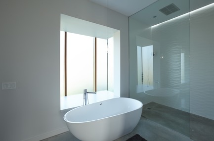 Dossier de presse | 3300-01 - Communiqué de presse | Stouffville Residence - A Contemporary Family Farmhouse - Trevor McIvor Architect Inc - Architecture résidentielle - The master bathroom features a free-standing tub, placed at one of the featured glowing glass boxes.&nbsp; - Crédit photo : Maciek Linowski