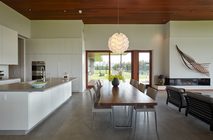 Dossier de presse | 3300-01 - Communiqué de presse | Stouffville Residence - A Contemporary Family Farmhouse - Trevor McIvor Architect Inc - Architecture résidentielle - The kitchen and dining room are combined into an open plan, for added flexibility. - Crédit photo : Maciek Linowski