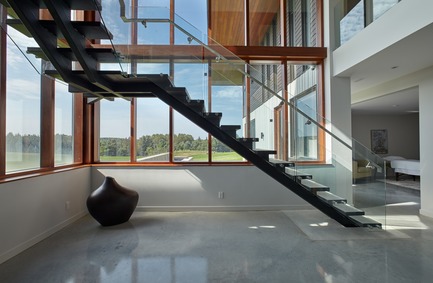 Dossier de presse | 3300-01 - Communiqué de presse | Stouffville Residence - A Contemporary Family Farmhouse - Trevor McIvor Architect Inc - Architecture résidentielle - Custom steel and concrete floating stair with glass guards adds lightness to the interior of the modern home. - Crédit photo : Maciek Linowski