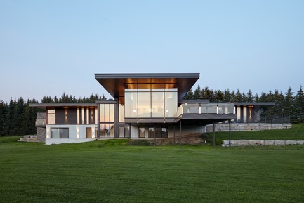 Dossier de presse | 3300-01 - Communiqué de presse | Stouffville Residence - A Contemporary Family Farmhouse - Trevor McIvor Architect Inc - Architecture résidentielle - A look back onto the house from the field. The living room volume is the tallest space, allowing expansive views onto the surroundings. - Crédit photo : Maciek Linowski