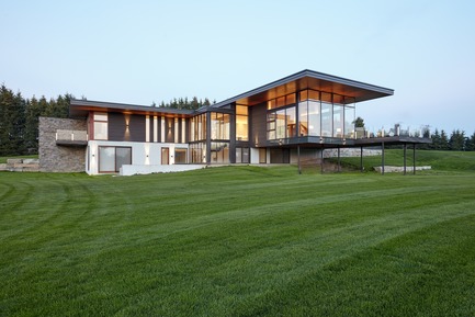 Dossier de presse | 3300-01 - Communiqué de presse | Stouffville Residence - A Contemporary Family Farmhouse - Trevor McIvor Architect Inc - Architecture résidentielle - Exterior view from the field. Exterior deck integrated with remained of the building as a continuation of the floor. - Crédit photo : Maciek Linowski