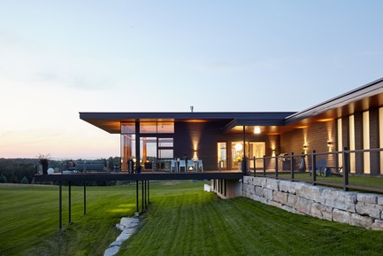 Dossier de presse | 3300-01 - Communiqué de presse | Stouffville Residence - A Contemporary Family Farmhouse - Trevor McIvor Architect Inc - Architecture résidentielle - Side view from exterior, looking at the main living room volume. - Crédit photo : Maciek Linowski