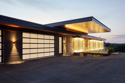Dossier de presse | 3300-01 - Communiqué de presse | Stouffville Residence - A Contemporary Family Farmhouse - Trevor McIvor Architect Inc - Architecture résidentielle - Dusk view from main entrance, emphasizing the glowing glass boxes and floating canopy. - Crédit photo : Maciek Linowski