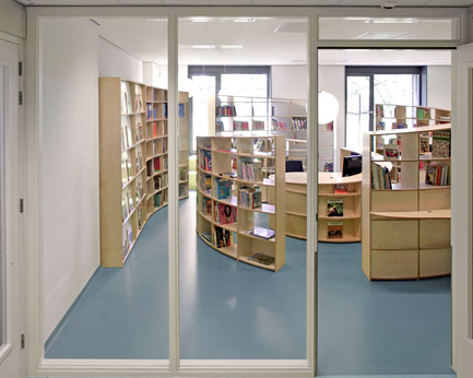 Dossier de presse | 1051-01 - Communiqué de presse | Spiral Shaped Library - Studio Dave Keune - Design d’intérieur institutionnel - Crédit photo : Raoul Kramer