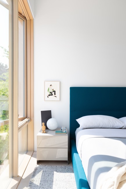 Press kit | 1876-01 - Press release | Unlikely Vancouver Lot Spurs Innovative House Design by Falken Reynolds Interiors - Falken Reynolds Interiors - Residential Interior Design - Guest Bedroom with Bensen bed and storage and Cloth Studio linen bedding<br><br> - Photo credit: Ema Peter