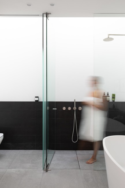 Press kit | 1876-01 - Press release | Unlikely Vancouver Lot Spurs Innovative House Design by Falken Reynolds Interiors - Falken Reynolds Interiors - Residential Interior Design -  Master Ensuite: Skylight and light cove above the WC and shower for soft diffused light; ledge in Mutina tile topped with Corian Quartz; Shower &amp; WC walls in Corian Solid Surface; Blu Bathworks tub and stainless steel Inox fixtures, Flat and flush shower floor with concealed drainage<br>  - Photo credit: Ema Peter