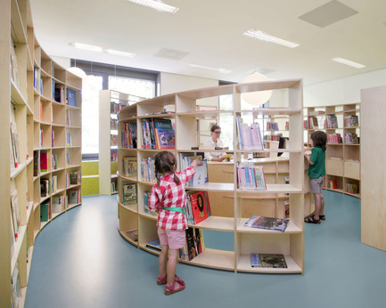Dossier de presse | 1051-01 - Communiqué de presse | Spiral Shaped Library - Studio Dave Keune - Design d’intérieur institutionnel - Crédit photo : Raoul Kramer