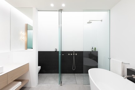 Press kit | 1876-01 - Press release | Unlikely Vancouver Lot Spurs Innovative House Design by Falken Reynolds Interiors - Falken Reynolds Interiors - Residential Interior Design - Master Ensuite: Skylight and light cove above the WC and shower for soft diffused light; ledge in Mutina tile topped with Corian Quartz; Shower &amp; WC walls in Corian Solid Surface; Blu Bathworks tub and stainless steel Inox fixtures, Flat and flush shower floor with concealed drainage - Photo credit: Ema Peter