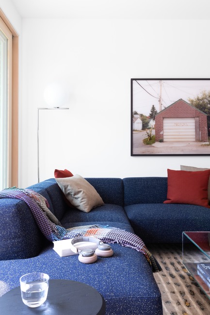 Press kit | 1876-01 - Press release | Unlikely Vancouver Lot Spurs Innovative House Design by Falken Reynolds Interiors - Falken Reynolds Interiors - Residential Interior Design - Living Room - Bensen Endless Sectional in Kvadrat Raf Simons fabrics; Flos IC Light - Photo credit: Ema Peter