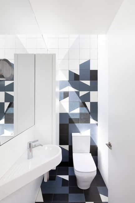 Press kit | 1876-01 - Press release | Unlikely Vancouver Lot Spurs Innovative House Design by Falken Reynolds Interiors - Falken Reynolds Interiors - Residential Interior Design - WC in the "kid's zone" with Mutina tile on the floor running up into the skylight - Photo credit: Ema Peter