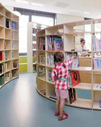Dossier de presse | 1051-01 - Communiqué de presse | Spiral Shaped Library - Studio Dave Keune - Design d’intérieur institutionnel - Crédit photo : Raoul Kramer
