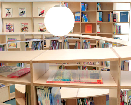 Dossier de presse | 1051-01 - Communiqué de presse | Spiral Shaped Library - Studio Dave Keune - Design d’intérieur institutionnel - Crédit photo : Raoul Kramer