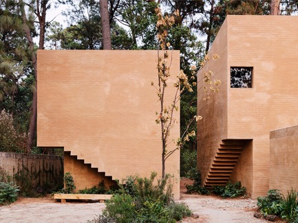Dossier de presse | 3424-01 - Communiqué de presse | Entre Pinos - Taller Héctor Barroso - Architecture résidentielle - Crédit photo : Rory Gardiner