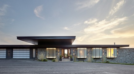 Dossier de presse | 3300-01 - Communiqué de presse | Stouffville Residence - A Contemporary Family Farmhouse - Trevor McIvor Architect Inc - Architecture résidentielle - Strong lines, large canopies, and a stone-clad facade keeps the house grounded and conforming to the rural landscape. - Crédit photo : Maciek Linowski