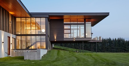 Dossier de presse | 3300-01 - Communiqué de presse | Stouffville Residence - A Contemporary Family Farmhouse - Trevor McIvor Architect Inc - Architecture résidentielle - Exterior side view looking at living room, and double-height glazed stair well. - Crédit photo : Maciek Linowski
