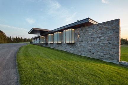 Dossier de presse | 3300-01 - Communiqué de presse | Stouffville Residence - A Contemporary Family Farmhouse - Trevor McIvor Architect Inc - Architecture résidentielle - Approaching the main entrance through driveway - Crédit photo : Maciek Linowski