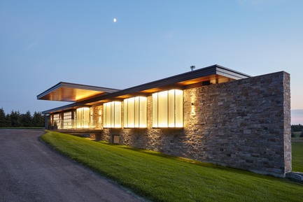 Dossier de presse | 3300-01 - Communiqué de presse | Stouffville Residence - A Contemporary Family Farmhouse - Trevor McIvor Architect Inc - Architecture résidentielle - Exterior dusk view of the residence's exterior. Overhangs and glowing glass boxes emphasized. - Crédit photo : Maciek Linowski