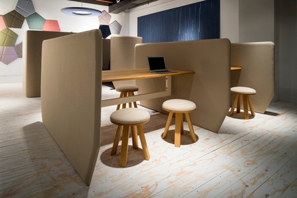 Dossier de presse | 1878-01 - Communiqué de presse | Discover the CoWork Lounge by INFORM Contract and BuzziSpace at IDS Vancouver, Sept 20 to 23 - Inform Contract - Évènement + Exposition -  Develop your own little village in the office. A flexible and modular freestanding system that can easily be rearranged to the needs of the office space. It’s possible to have both public and private space, and even informal meeting rooms. Collaborate together or work independently, all within the easily, movable urban workspace.<br><br>Acoustic Essentials: BuzziVille, BuzziTile<br>Acoustic Lighting: BuzziMoon<br>Furniture: BuzziMilk Stool - Crédit photo : BuzziSpace
