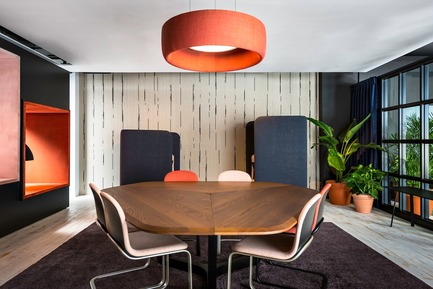 Dossier de presse | 1878-01 - Communiqué de presse | Discover the CoWork Lounge by INFORM Contract and BuzziSpace at IDS Vancouver, Sept 20 to 23 - Inform Contract - Évènement + Exposition - Acoustic Lighting: BuzziJet<br>Furniture: BuzziSpark, BuzziTrihex, BuzziFloat<br> - Crédit photo : Chris Bradley