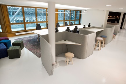 Dossier de presse | 1878-01 - Communiqué de presse | Discover the CoWork Lounge by INFORM Contract and BuzziSpace at IDS Vancouver, Sept 20 to 23 - Inform Contract - Évènement + Exposition -  Develop your own little village in the office. A flexible and modular freestanding system that can easily be rearranged to the needs of the office space. It’s possible to have both public and private space, and even informal meeting rooms. Collaborate together or work independently, all within the easily, movable urban workspace.<br><br>Acoustic Essentials: BuzziCube, BuzziVille<br>Furniture: BuzziMilk Stool<br><br>Volkswagen Financial IT, Berlin, Germany<br> - Crédit photo : Andrea Janssen