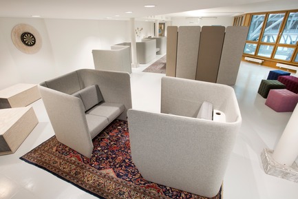 Dossier de presse | 1878-01 - Communiqué de presse | Discover the CoWork Lounge by INFORM Contract and BuzziSpace at IDS Vancouver, Sept 20 to 23 - Inform Contract - Évènement + Exposition -  Develop your own little village in the office. A flexible and modular freestanding system that can easily be rearranged to the needs of the office space. It’s possible to have both public and private space, and even informal meeting rooms. Collaborate together or work independently, all within the easily, movable urban workspace.<br><br>Acoustic Essentials: BuzziScreen, BuzziVille, BuzziCube&nbsp;<br><br>Volkswagen Financial IT, Berlin, Germany<br> - Crédit photo : Andrea Janssen