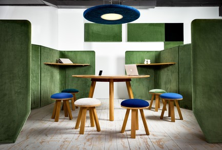 Dossier de presse | 1878-01 - Communiqué de presse | Discover the CoWork Lounge by INFORM Contract and BuzziSpace at IDS Vancouver, Sept 20 to 23 - Inform Contract - Évènement + Exposition -  Develop your own little village in the office. A flexible and modular freestanding system that can easily be rearranged to the needs of the office space. It’s possible to have both public and private space, and even informal meeting rooms. Collaborate together or work independently, all within the easily, movable urban workspace.<br><br>Acoustic Lighting: BuzziMoon<br>Furniture: BuzziPicNic Round, BuzziMilk Stools<br>Acoustic Essentials: BuzziBlox, BuzziVille&nbsp; - Crédit photo : Chris Bradley