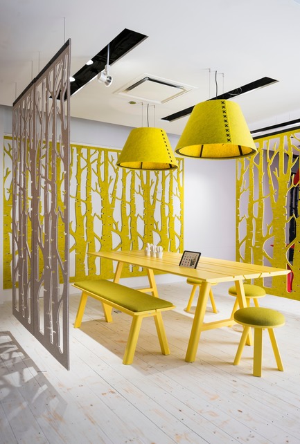 Dossier de presse | 1878-01 - Communiqué de presse | Discover the CoWork Lounge by INFORM Contract and BuzziSpace at IDS Vancouver, Sept 20 to 23 - Inform Contract - Évènement + Exposition - Partition a space and create a layer of privacy with BuzziFalls,a collection of floating, decorative panels, which offer artistic style with acoustic benefits. Designed to tackle the challenges unique to open-floor plan environments, BuzziFalls is an elegant art piece and room-dividing solution in one. Made of dual layer BuzziFelt, these sound-absorbing panels are precision cut with bold patterns, available in a range of organic, geometric and cityscape motifs.<br><br>Acoustic Lighting: BuzziShade<br>Furniture: BuzziPicNic, BuzziPicNic Bench, BuzziMilk Stool<br>Acoustic Essentials: BuzziFalls&nbsp; - Crédit photo : BuzziSpace