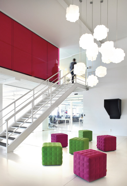 Dossier de presse | 1878-01 - Communiqué de presse | Discover the CoWork Lounge by INFORM Contract and BuzziSpace at IDS Vancouver, Sept 20 to 23 - Inform Contract - Évènement + Exposition -   Are you in need of an extra seating element in your space - whether it being in your office, at home or in bigger settings where flexible seating is required? BuzziCube might be just what you’re looking for. It’s easy to move around to fit any space and as a bonus, it looks cute and helps reduce noise too.<br><br>Acoustic Essentials: BuzziCube, BuzziHood - Crédit photo : BuzziSpace