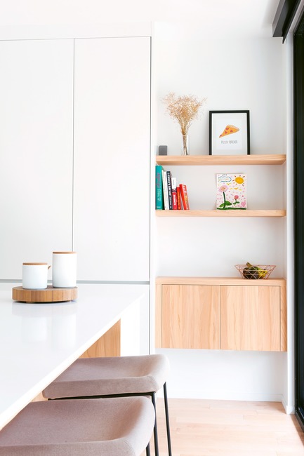 Dossier de presse | 1122-06 - Communiqué de presse | Projet Avenue - Cuisines Steam - Design d’intérieur résidentiel -  Cuisine avec plaquage d'orme, laque blanche, tuiles de marbre et comptoir de quartz.  - Crédit photo : Mélanie Elliott