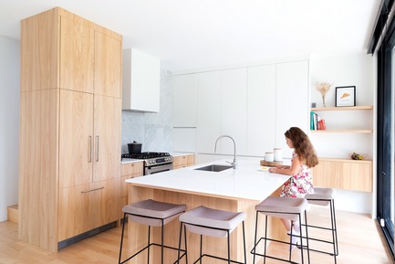 Dossier de presse | 1122-06 - Communiqué de presse | Projet Avenue - Cuisines Steam - Design d’intérieur résidentiel -   Cuisine avec plaquage d'orme, laque blanche, tuiles de marbre et comptoir de quartz.  - Crédit photo : Mélanie Elliott