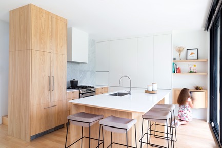 Dossier de presse | 1122-06 - Communiqué de presse | Projet Avenue - Cuisines Steam - Design d’intérieur résidentiel -  Cuisine avec plaquage d'orme, laque blanche, tuiles de marbre et comptoir de quartz.  - Crédit photo : Mélanie Elliott