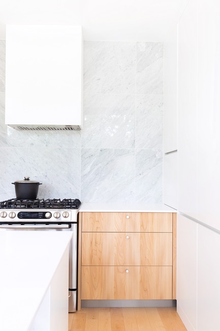 Dossier de presse | 1122-06 - Communiqué de presse | Projet Avenue - Cuisines Steam - Design d’intérieur résidentiel -  Cuisine avec plaquage d'orme, laque blanche, tuiles de marbre et comptoir de quartz.  - Crédit photo : Mélanie Elliott