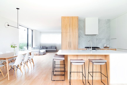 Dossier de presse | 1122-06 - Communiqué de presse | Projet Avenue - Cuisines Steam - Design d’intérieur résidentiel -  Cuisine avec plaquage d'orme, laque blanche, tuiles de marbre et comptoir de quartz.  - Crédit photo : Mélanie Elliott